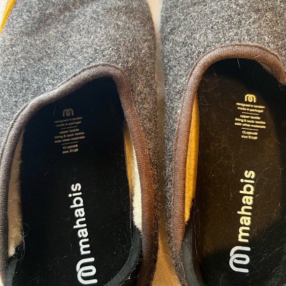 Mahabis Classic Curve Slipper in 7 1/2. Gray and yellow. Fall/winter. Cozy - Picture 4 of 5